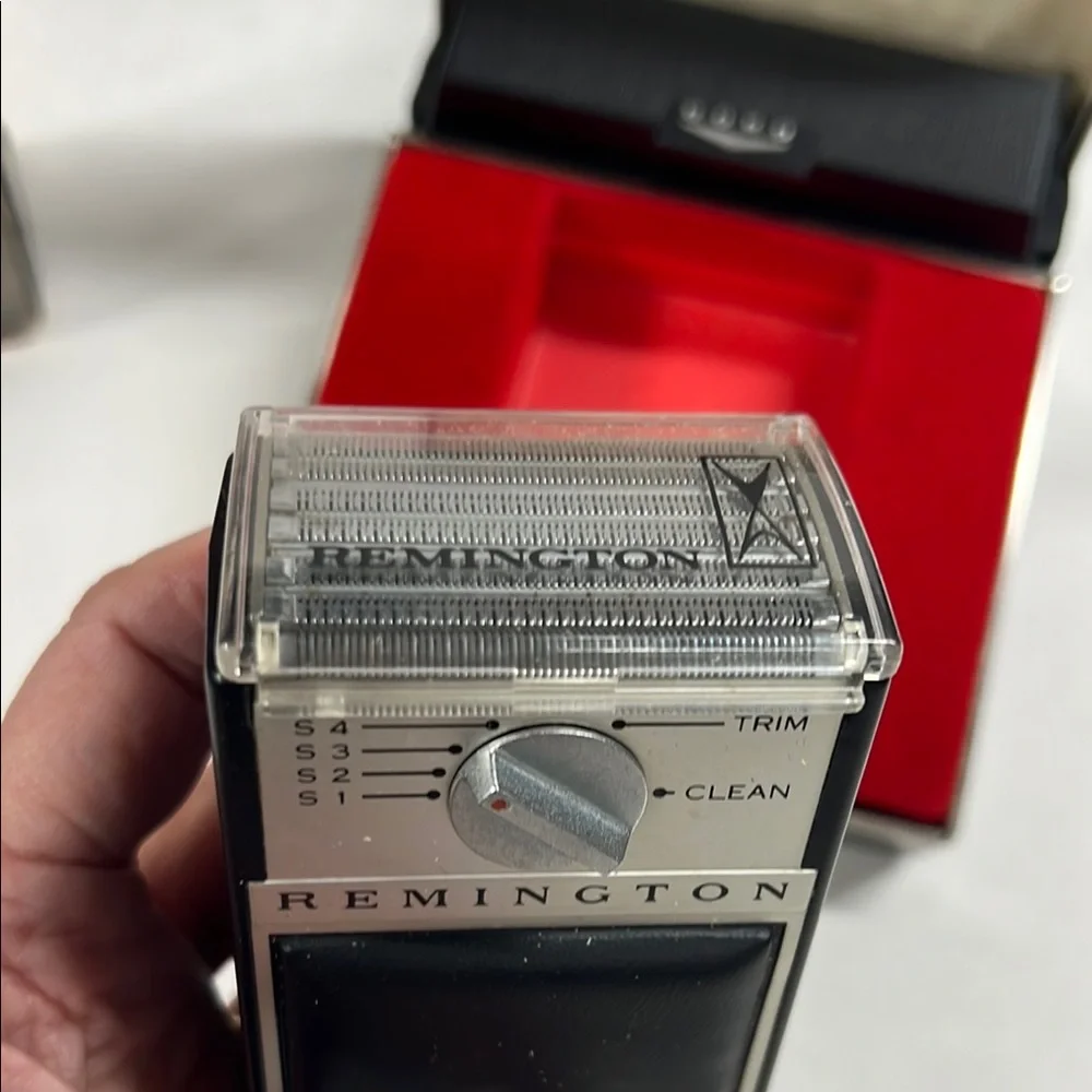 Remington 300 Selectro Vintage Shaver - Black and Silver